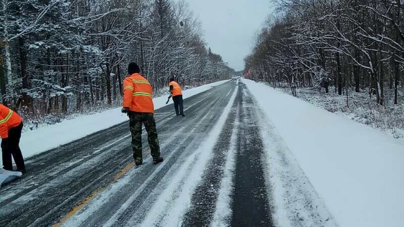 大雪过后 吉林省养路员工镇守干线公路...