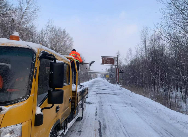 全省各级公路管理部门 人休车不休全员24小时应战新一轮强降雪