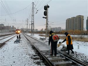 寒潮来袭：沈阳铁路部门全力除冰融雪保畅通