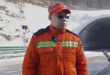 坚守老爷岭下的一抹橙——记珲乌高速隧道管理员曾庆礼